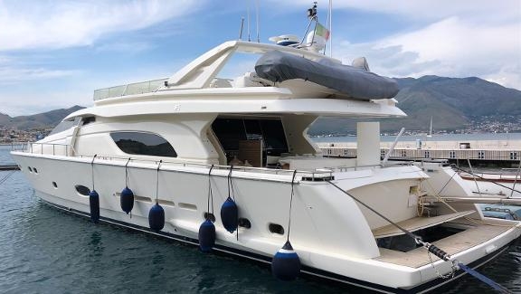 FERRETTI 810