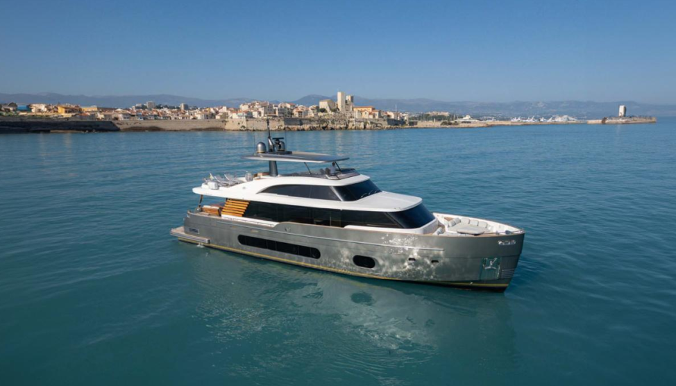 AZIMUT MAGELLANO 25M