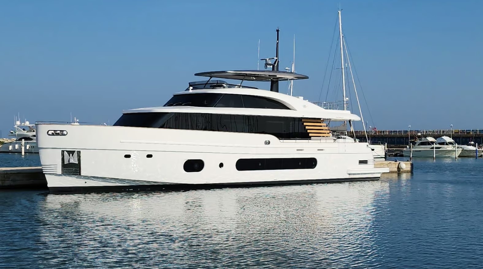 AZIMUT MAGELLANO 25M